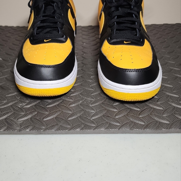 Air Force 1 Black University Gold - Picture 9 of 10